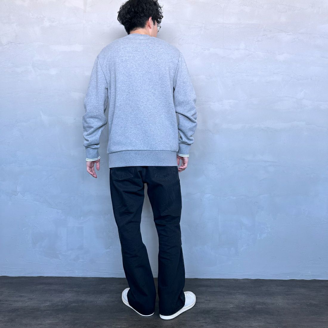 FRED PERRY [フレッドペリー] ワンポイント刺繍 クルーネックスウェット [M7535] 420 STEEL &&モデル身長：168cm 着用サイズ：M&&