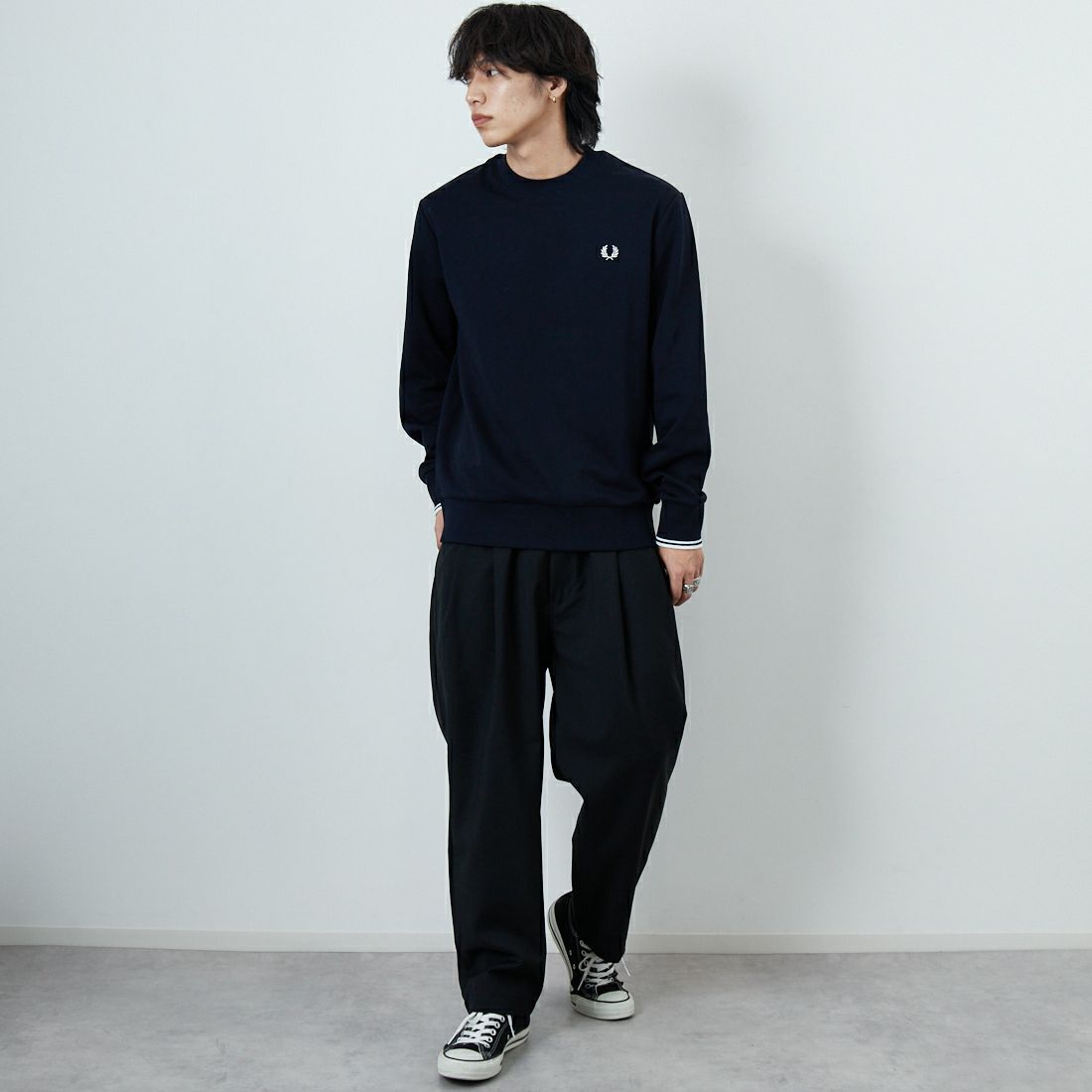 FRED PERRY [フレッドペリー] ワンポイント刺繍 クルーネックスウェット [M7535] 248 NAVY &&モデル身長：179cm 着用サイズ：L&&