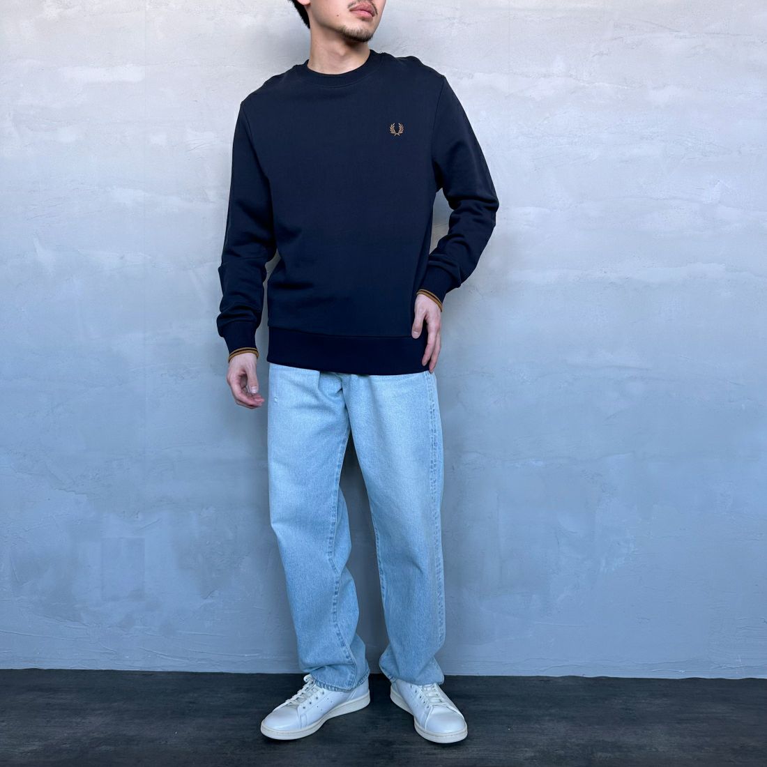 FRED PERRY [フレッドペリー] ワンポイント刺繍 クルーネックスウェット [M7535] R63 NVY/D. &&モデル身長：168cm 着用サイズ：M&&