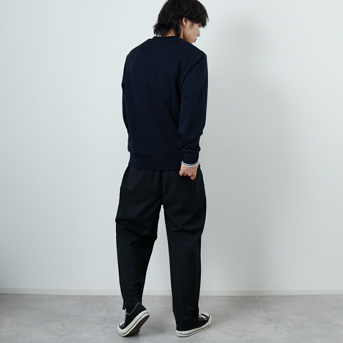 FRED PERRY [フレッドペリー] ワンポイント刺繍 クルーネックスウェット [M7535] 248 NAVY &&モデル身長：179cm 着用サイズ：L&&