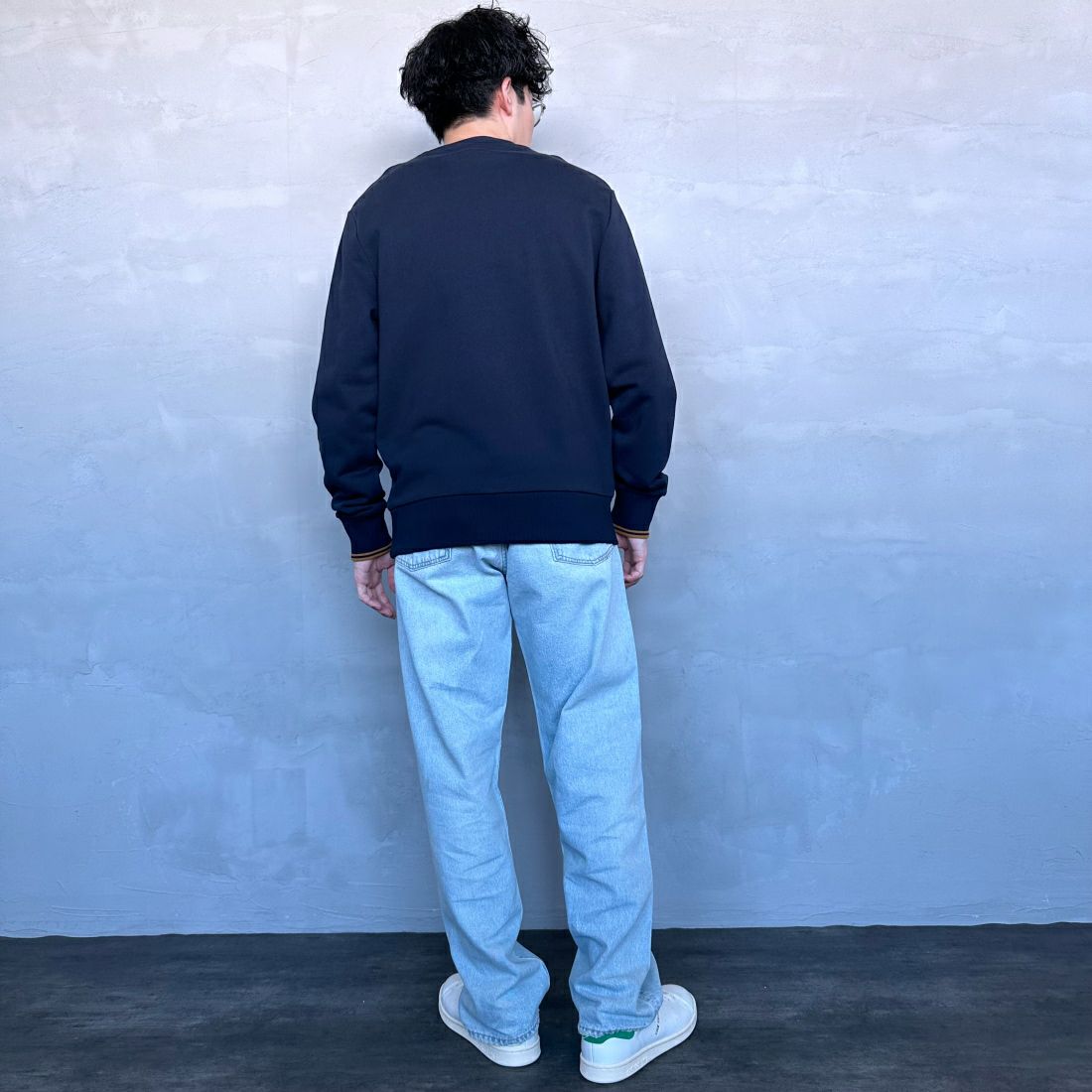 FRED PERRY [フレッドペリー] ワンポイント刺繍 クルーネックスウェット [M7535] R63 NVY/D. &&モデル身長：168cm 着用サイズ：M&&
