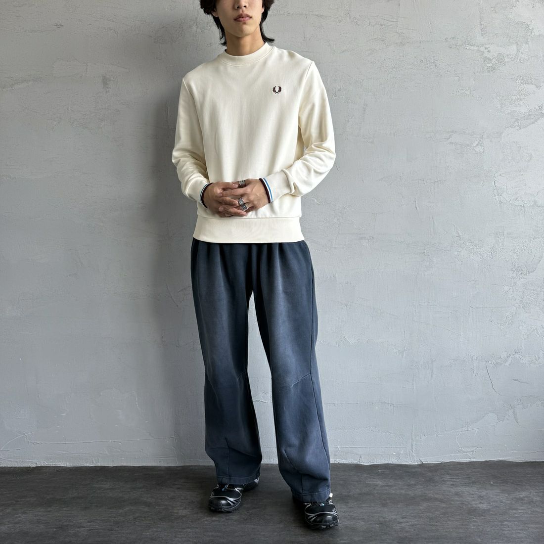 FRED PERRY [フレッドペリー] ワンポイント刺繍 クルーネックスウェット [M7535] Z46 ECR/CO &&モデル身長：179cm 着用サイズ：M&&