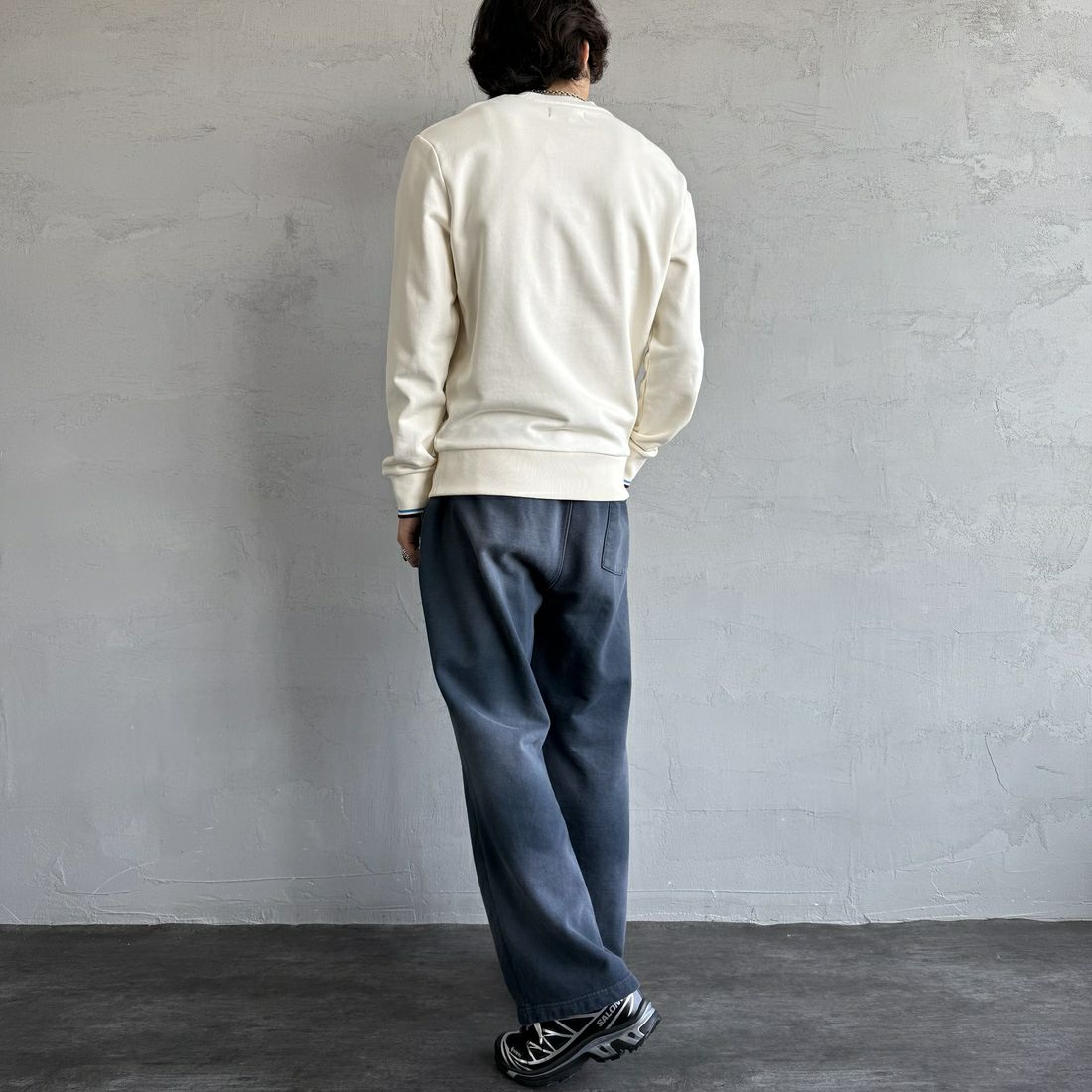 FRED PERRY [フレッドペリー] ワンポイント刺繍 クルーネックスウェット [M7535] Z46 ECR/CO &&モデル身長：179cm 着用サイズ：M&&