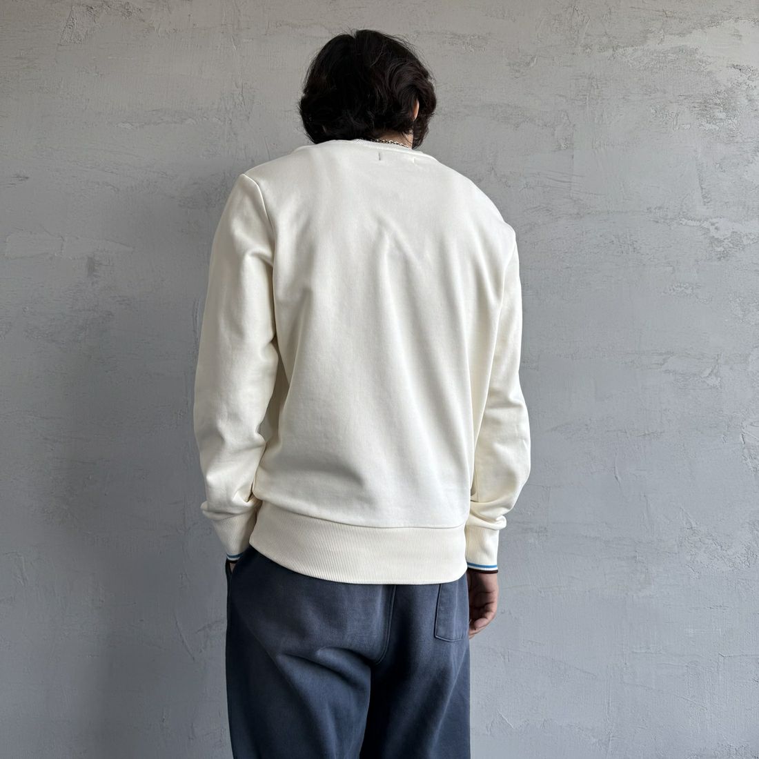 FRED PERRY [フレッドペリー] ワンポイント刺繍 クルーネックスウェット [M7535] Z46 ECR/CO &&モデル身長：179cm 着用サイズ：M&&