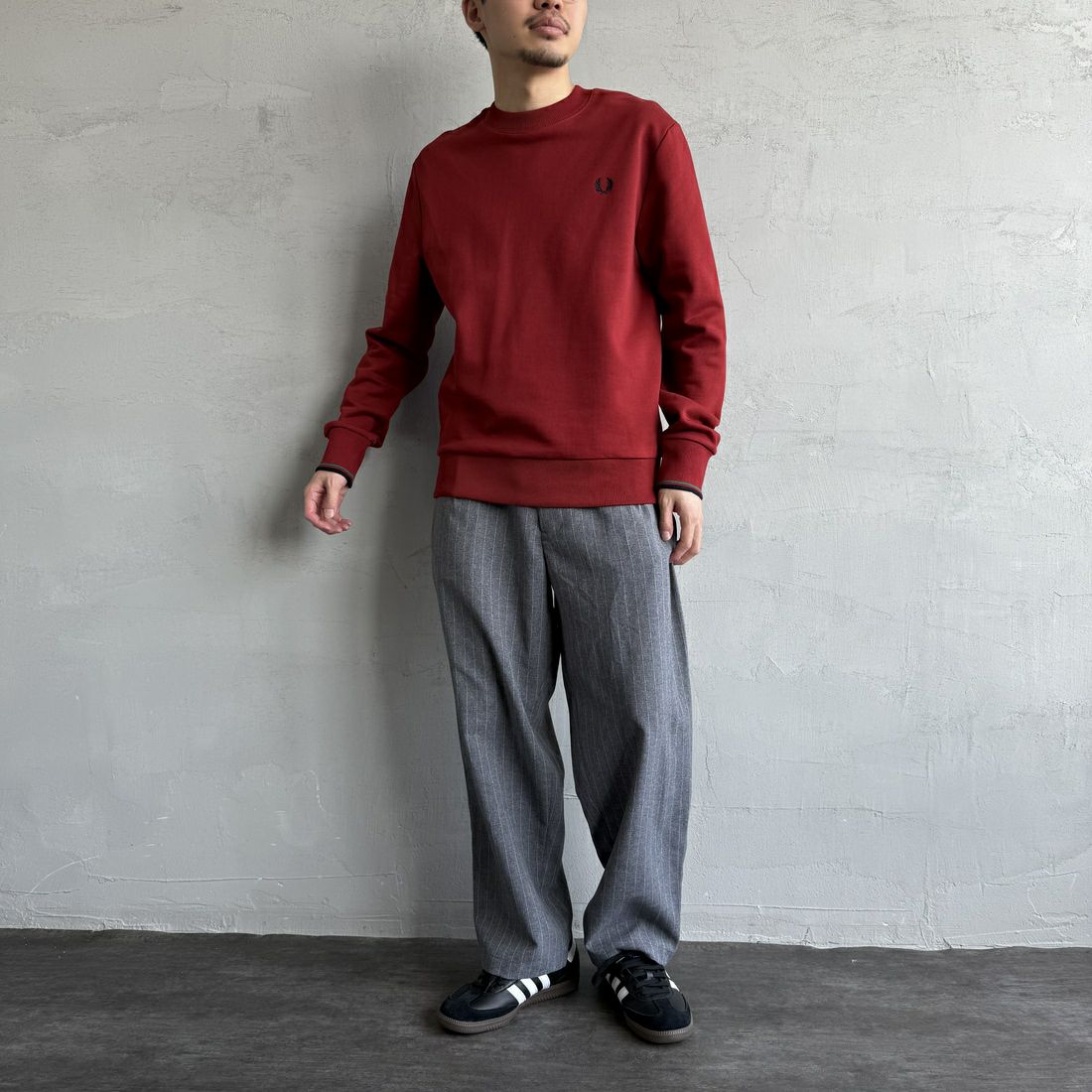 FRED PERRY [フレッドペリー] ワンポイント刺繍 クルーネックスウェット [M7535] Z62 BURNTR &&モデル身長：168cm 着用サイズ：M&&