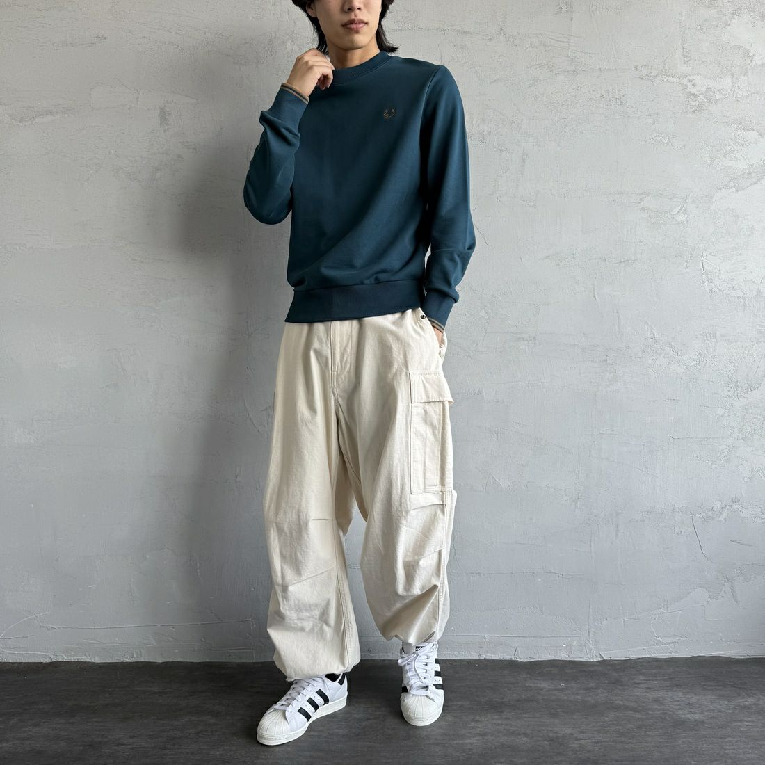 FRED PERRY [フレッドペリー] ワンポイント刺繍 クルーネックスウェット [M7535] Z48 DARKPE &&モデル身長：179cm 着用サイズ：M&&