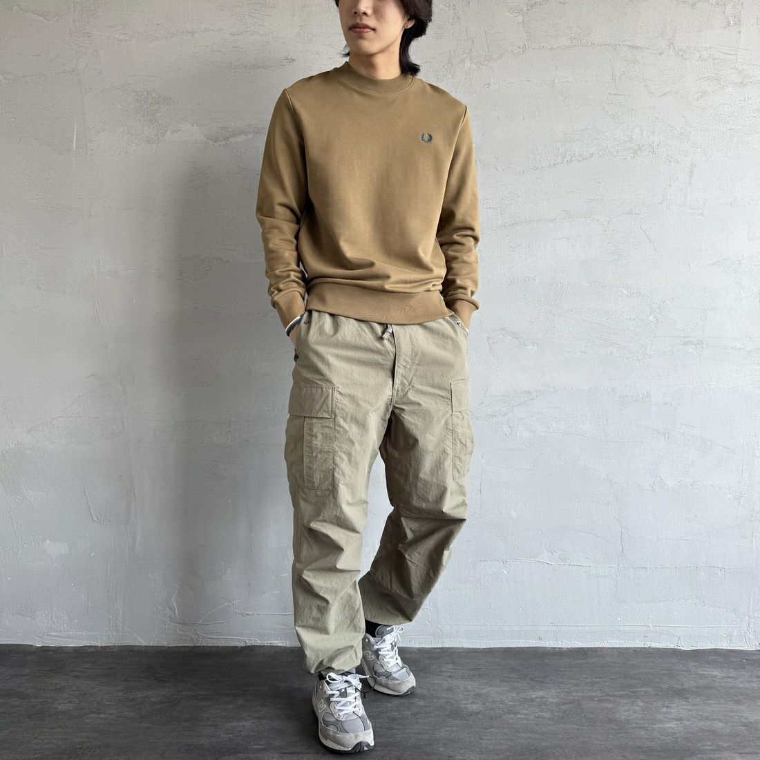 FRED PERRY [フレッドペリー] ワンポイント刺繍 クルーネックスウェット [M7535] Z60 SHADED &&モデル身長：179cm 着用サイズ：M&&