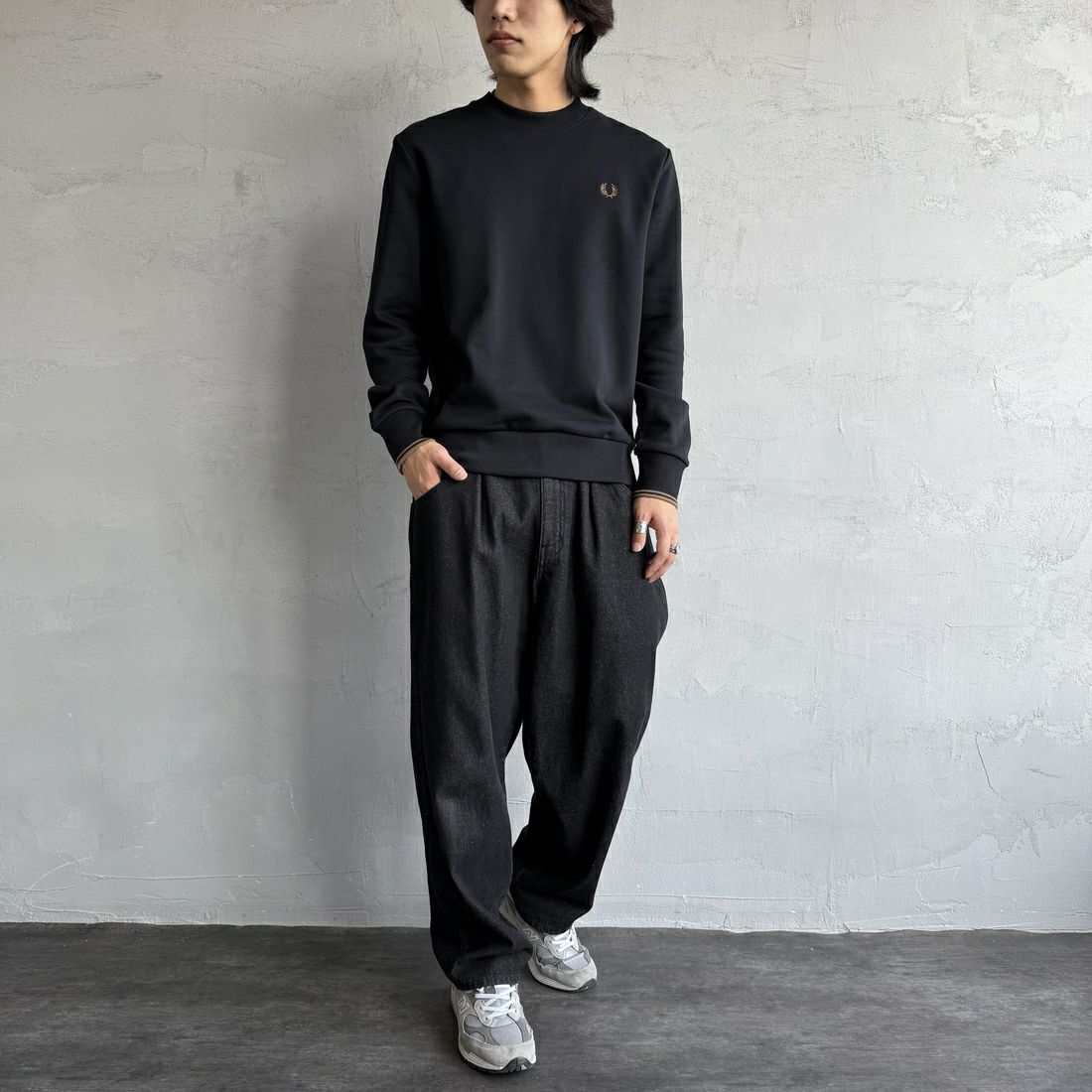 FRED PERRY [フレッドペリー] ワンポイント刺繍 クルーネックスウェット [M7535] S77 BLK/SH &&モデル身長：179cm 着用サイズ：M&&