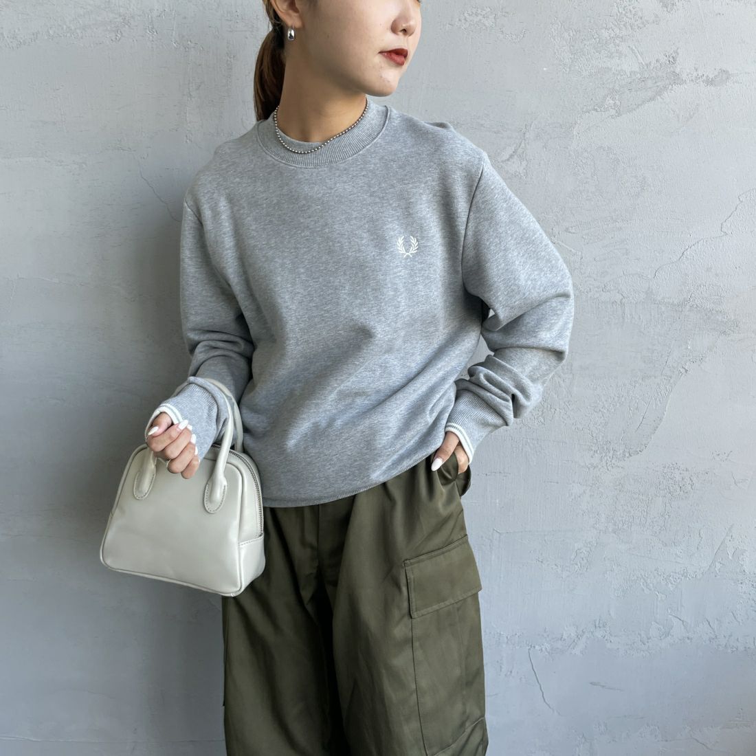 FRED PERRY [フレッドペリー] ワンポイント刺繍 クルーネックスウェット [M7535] 420 STEEL&&モデル身長：156cm 着用サイズ：S&&