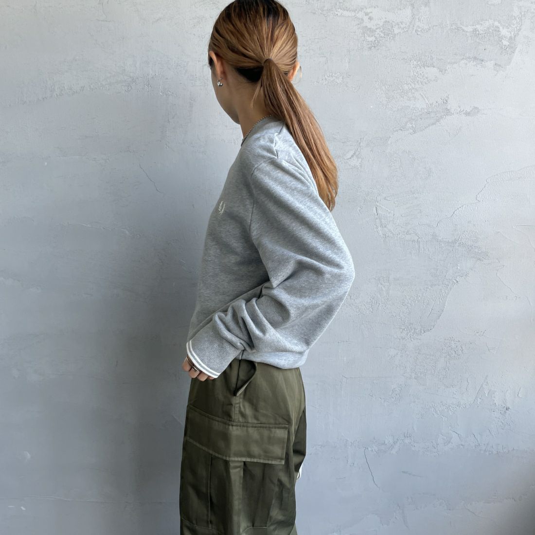 FRED PERRY [フレッドペリー] ワンポイント刺繍 クルーネックスウェット [M7535] 420 STEEL&&モデル身長：156cm 着用サイズ：S&&