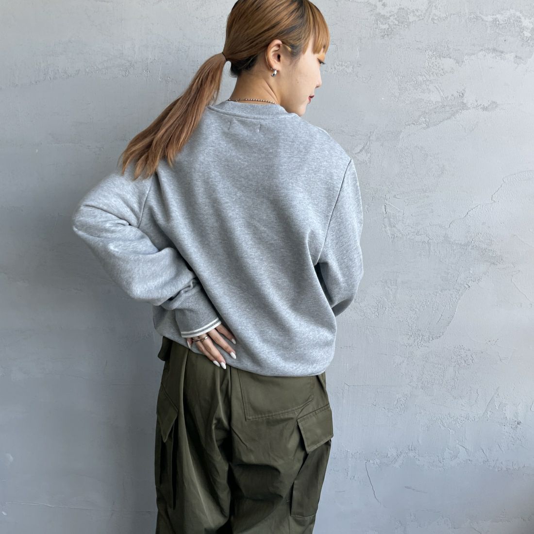 FRED PERRY [フレッドペリー] ワンポイント刺繍 クルーネックスウェット [M7535] 420 STEEL&&モデル身長：156cm 着用サイズ：S&&