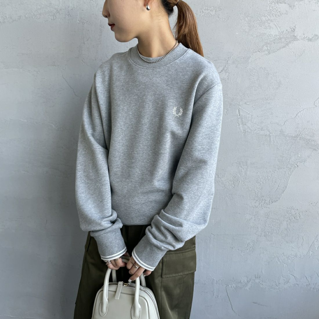 FRED PERRY [フレッドペリー] ワンポイント刺繍 クルーネックスウェット [M7535] 420 STEEL&&モデル身長：156cm 着用サイズ：S&&