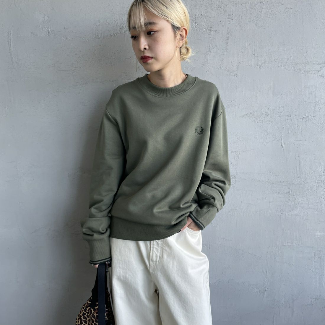 FRED PERRY [フレッドペリー] ワンポイント刺繍 クルーネックスウェット [M7535] W49 LAUREL &&モデル身長：150cm 着用サイズ：S&&