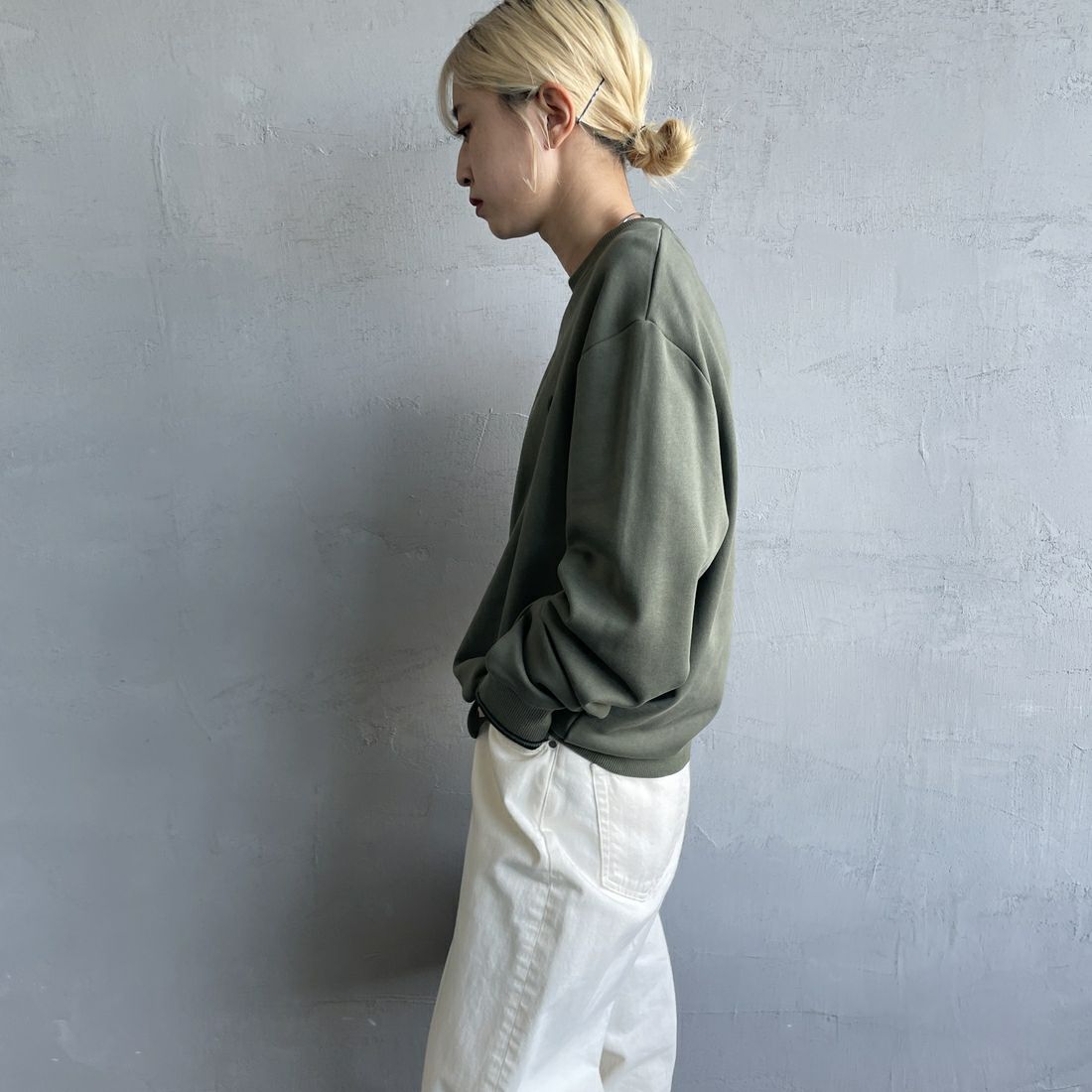 FRED PERRY [フレッドペリー] ワンポイント刺繍 クルーネックスウェット [M7535] W49 LAUREL &&モデル身長：150cm 着用サイズ：S&&