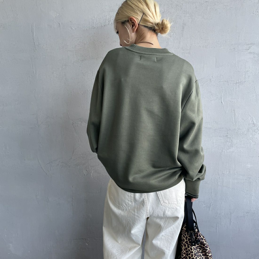 FRED PERRY [フレッドペリー] ワンポイント刺繍 クルーネックスウェット [M7535] W49 LAUREL &&モデル身長：150cm 着用サイズ：S&&