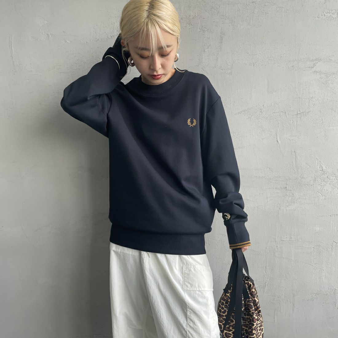 FRED PERRY [フレッドペリー] ワンポイント刺繍 クルーネックスウェット [M7535] R63 NVY/D. &&モデル身長：150cm 着用サイズ：S&&