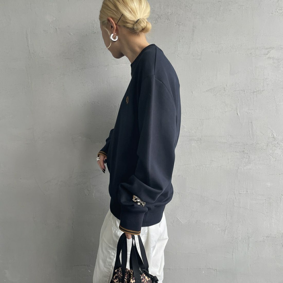 FRED PERRY [フレッドペリー] ワンポイント刺繍 クルーネックスウェット [M7535] R63 NVY/D. &&モデル身長：150cm 着用サイズ：S&&