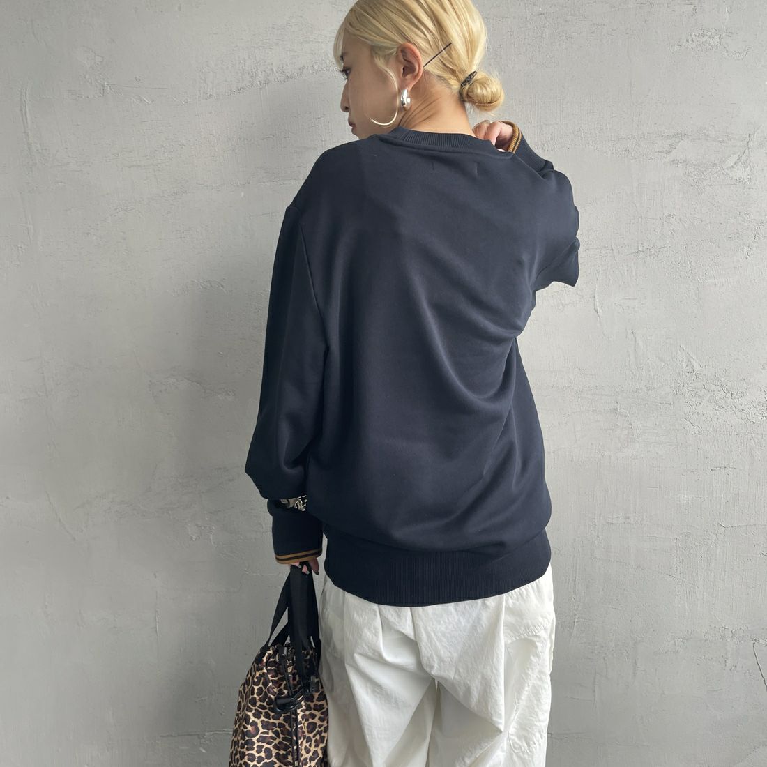 FRED PERRY [フレッドペリー] ワンポイント刺繍 クルーネックスウェット [M7535] R63 NVY/D. &&モデル身長：150cm 着用サイズ：S&&