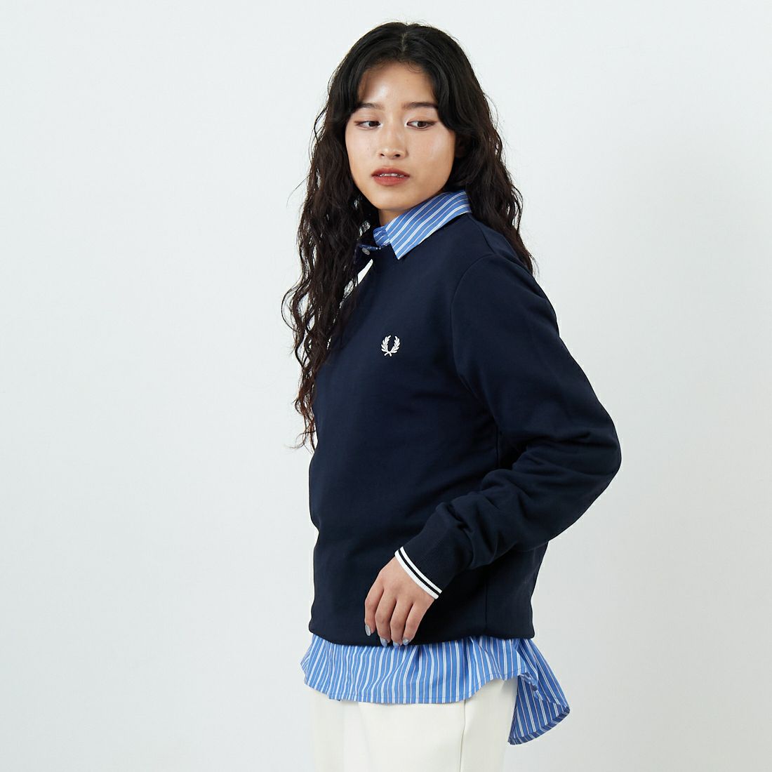 FRED PERRY [フレッドペリー] ワンポイント刺繍 クルーネックスウェット [M7535] 248 NAVY &&モデル身長：162cm 着用サイズ：S&&