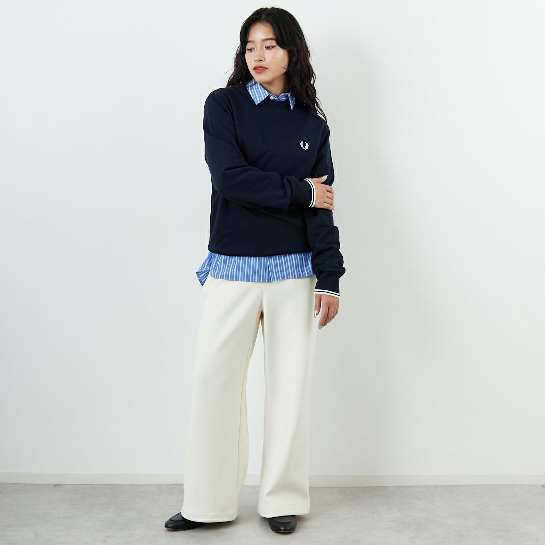 FRED PERRY [フレッドペリー] ワンポイント刺繍 クルーネックスウェット [M7535] 248 NAVY &&モデル身長：162cm 着用サイズ：S&&