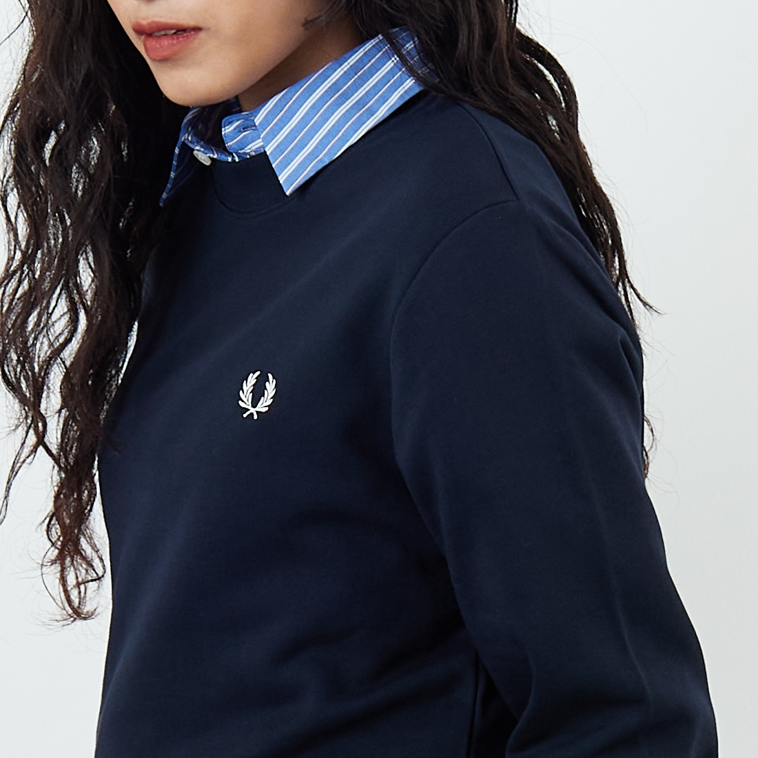 FRED PERRY [フレッドペリー] ワンポイント刺繍 クルーネックスウェット [M7535] 248 NAVY &&モデル身長：162cm 着用サイズ：S&&