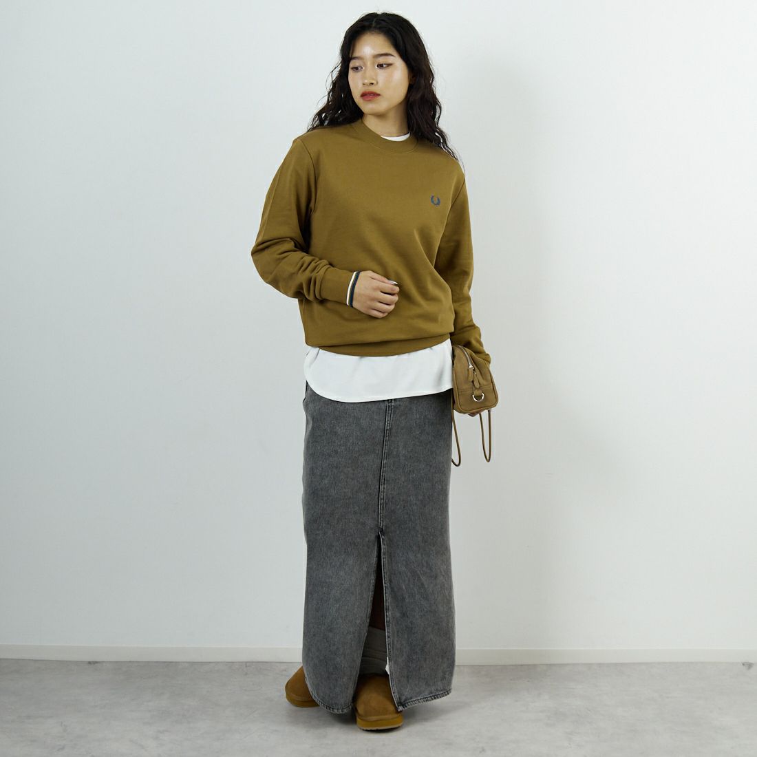 FRED PERRY [フレッドペリー] ワンポイント刺繍 クルーネックスウェット [M7535] Z60 SHADED &&モデル身長：162cm 着用サイズ：S&&
