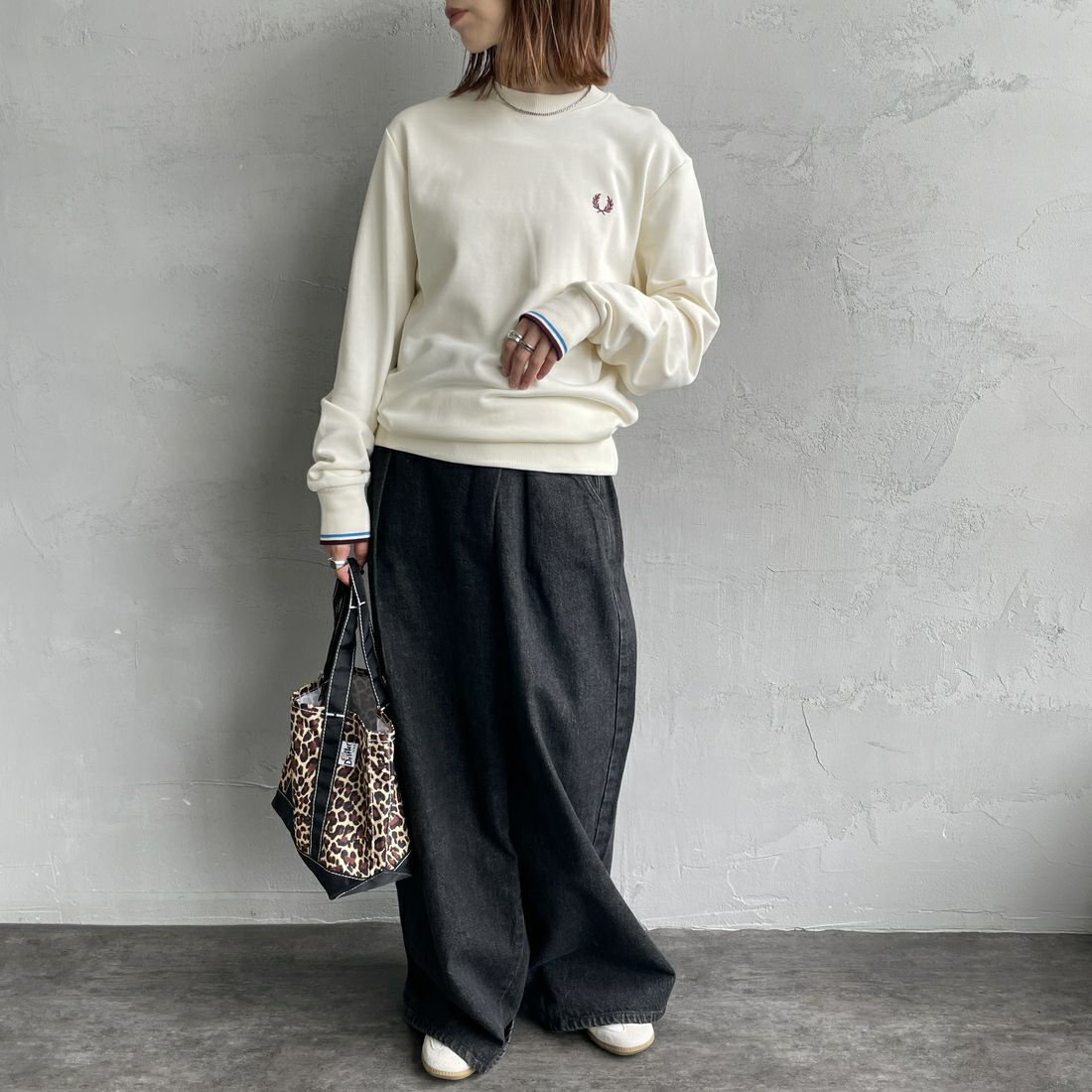 FRED PERRY [フレッドペリー] ワンポイント刺繍 クルーネックスウェット [M7535] Z46 ECR/CO &&モデル身長：158cm 着用サイズ：S&&