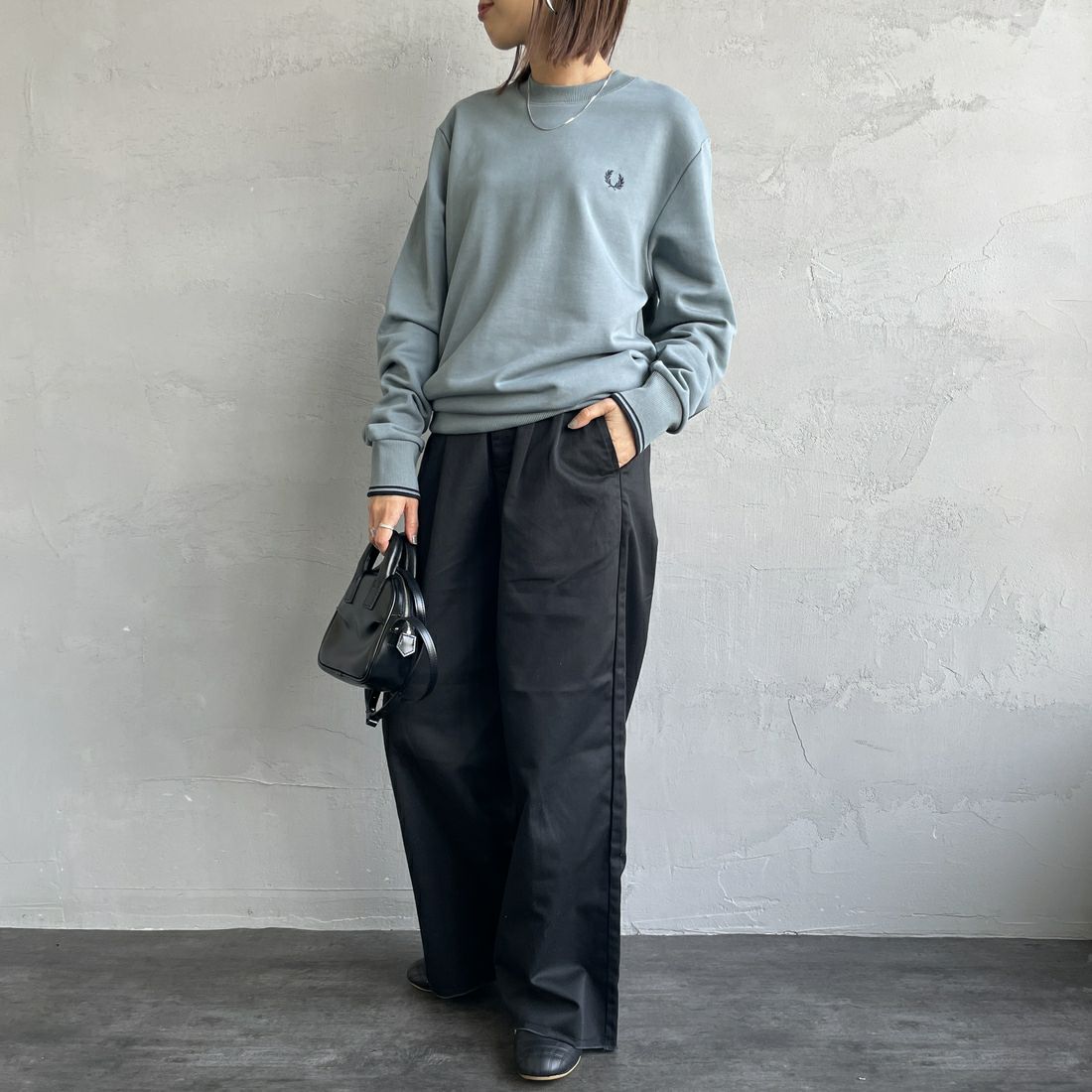 FRED PERRY [フレッドペリー] ワンポイント刺繍 クルーネックスウェット [M7535] Z56 STOCKP &&モデル身長：159cm 着用サイズ：S&&