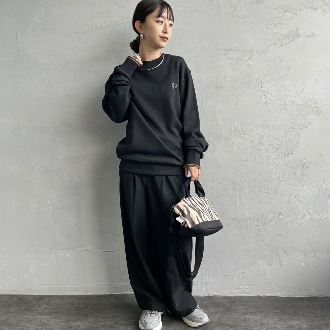 FRED PERRY [フレッドペリー] ワンポイント刺繍 クルーネックスウェット [M7535] S77 BLK/SH &&モデル身長：150cm 着用サイズ：S&&