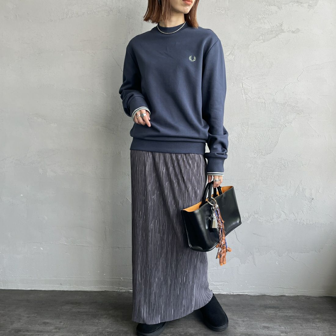 FRED PERRY [フレッドペリー] ワンポイント刺繍 クルーネックスウェット [M7535] Z47 DARKAI &&モデル身長：158cm 着用サイズ：S&&