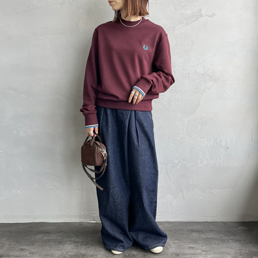 FRED PERRY [フレッドペリー] ワンポイント刺繍 クルーネックスウェット [M7535] Z63 OXBLOO &&モデル身長：158cm 着用サイズ：S&&