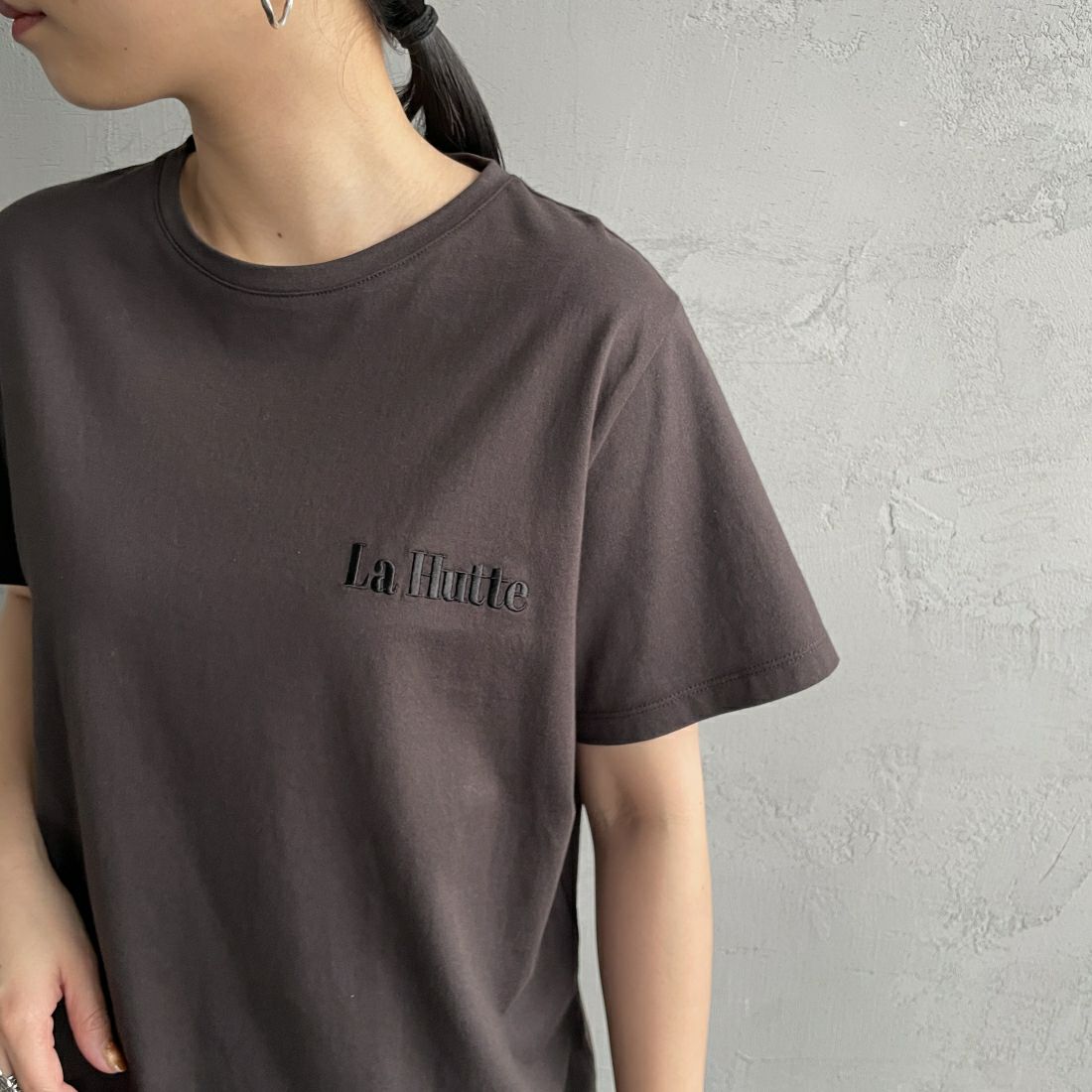 La Hutte [ラ・ユット] 別注 ショート丈 バックプリントTシャツ [LH1-CST-IN4-3-JF] CHARCOAL&&モデル身長：156cm　着用サイズ：F&&