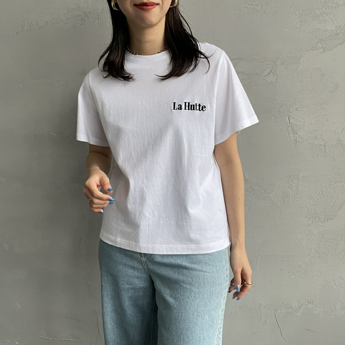 La Hutte [ラ・ユット] 別注 ショート丈 バックプリントTシャツ [LH1-CST-IN4-3-JF] WHITE&&モデル身長：163cm　着用サイズ：F&&