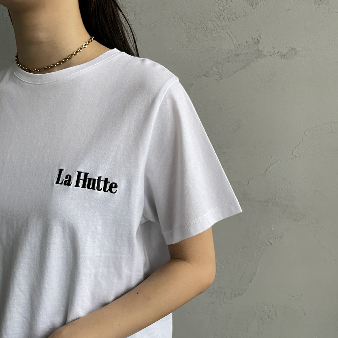 La Hutte [ラ・ユット] 別注 ショート丈 バックプリントTシャツ [LH1-CST-IN4-3-JF] WHITE&&モデル身長：163cm　着用サイズ：F&&
