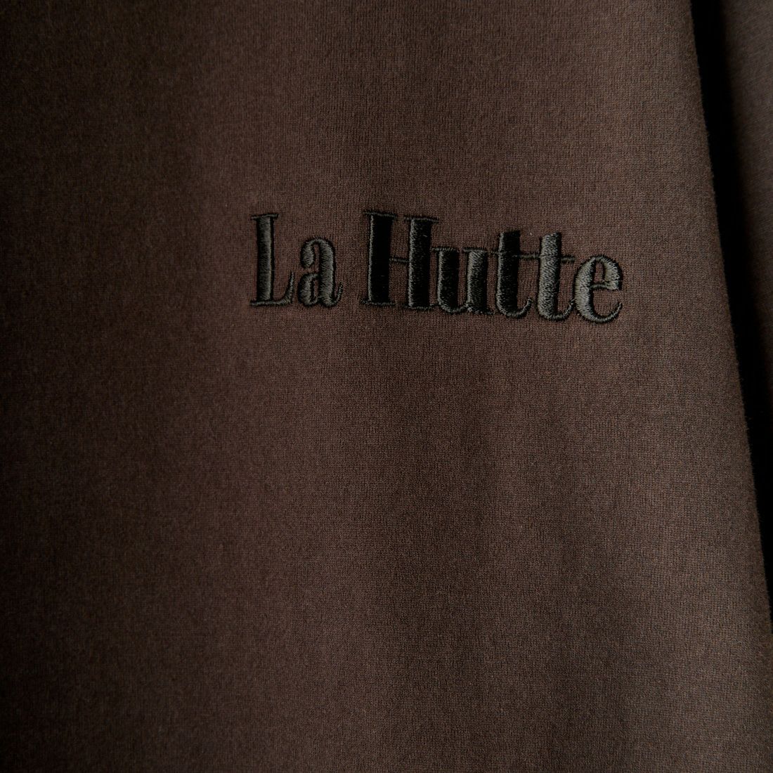 La Hutte [ラ・ユット] 別注 ショート丈 バックプリントTシャツ [LH1-CST-IN4-3-JF] CHARCOAL