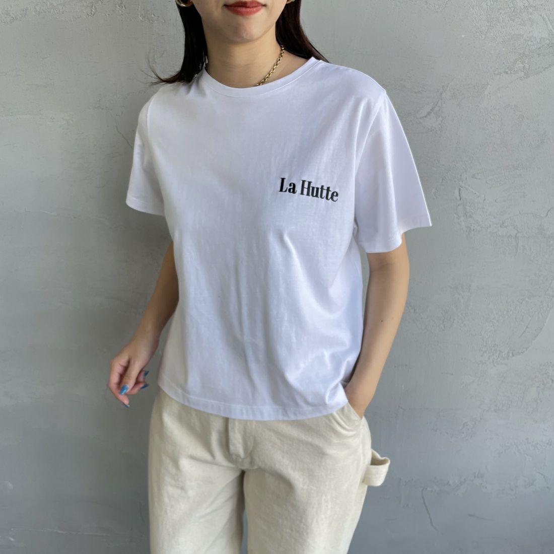 La Hutte [ラ・ユット] 別注 ショート丈 バックプリントTシャツ [LH1-CST-IN4-4-JF] WHITE&&モデル身長：163cm　着用サイズ：F&&