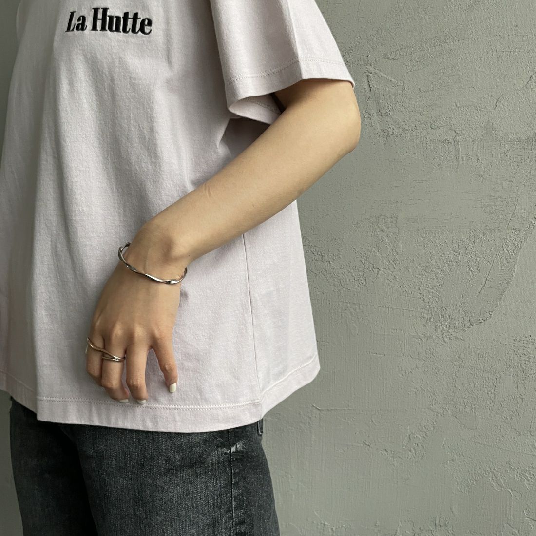 La Hutte [ラ・ユット] 別注 ショート丈 バックプリントTシャツ [LH1-CST-IN4-4-JF] GRAY&&モデル身長：156cm　着用サイズ：F&&