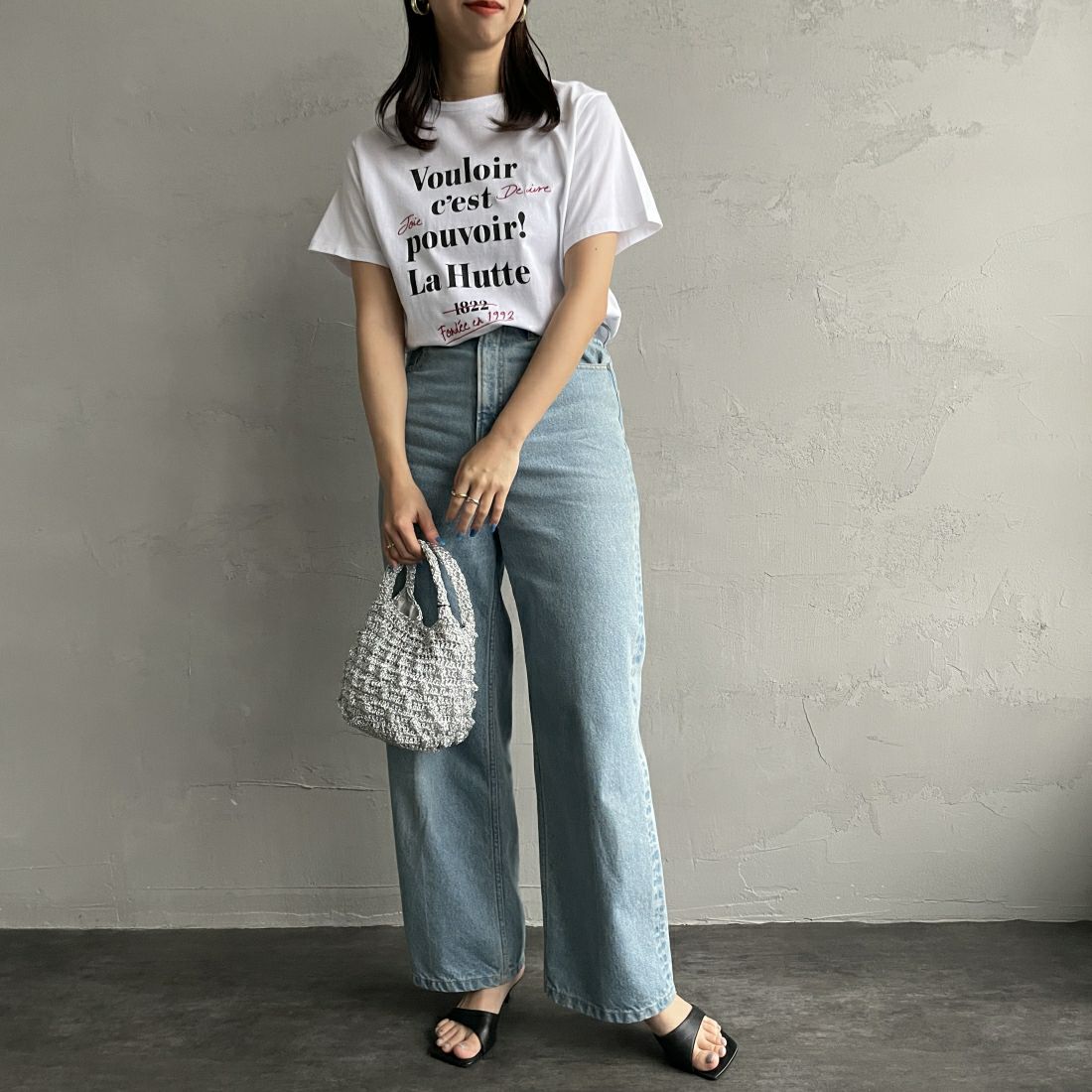 La Hutte [ラ・ユット] 別注 ショート丈 ロゴプリントTシャツ [LH1-CST-IN4-2-JF] WHITE &&モデル身長：163cm 着用サイズ：F&&