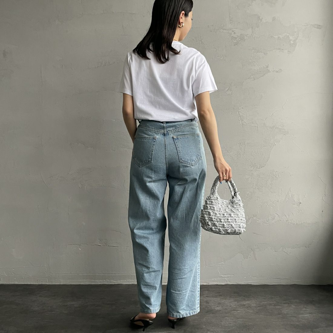 La Hutte [ラ・ユット] 別注 ショート丈 ロゴプリントTシャツ [LH1-CST-IN4-2-JF] WHITE &&モデル身長：163cm 着用サイズ：F&&