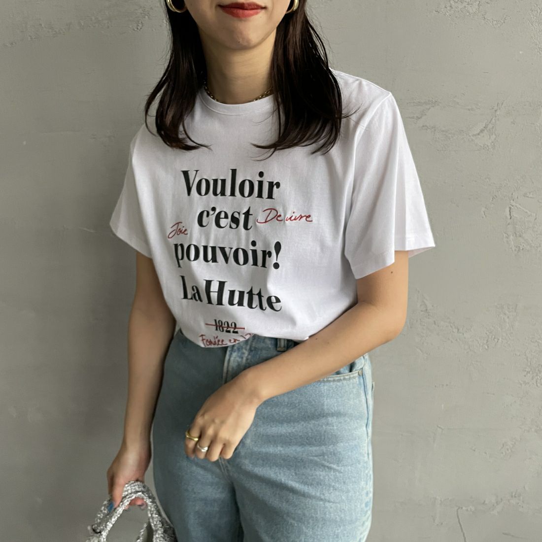 La Hutte [ラ・ユット] 別注 ショート丈 ロゴプリントTシャツ [LH1-CST-IN4-2-JF] WHITE &&モデル身長：163cm 着用サイズ：F&&
