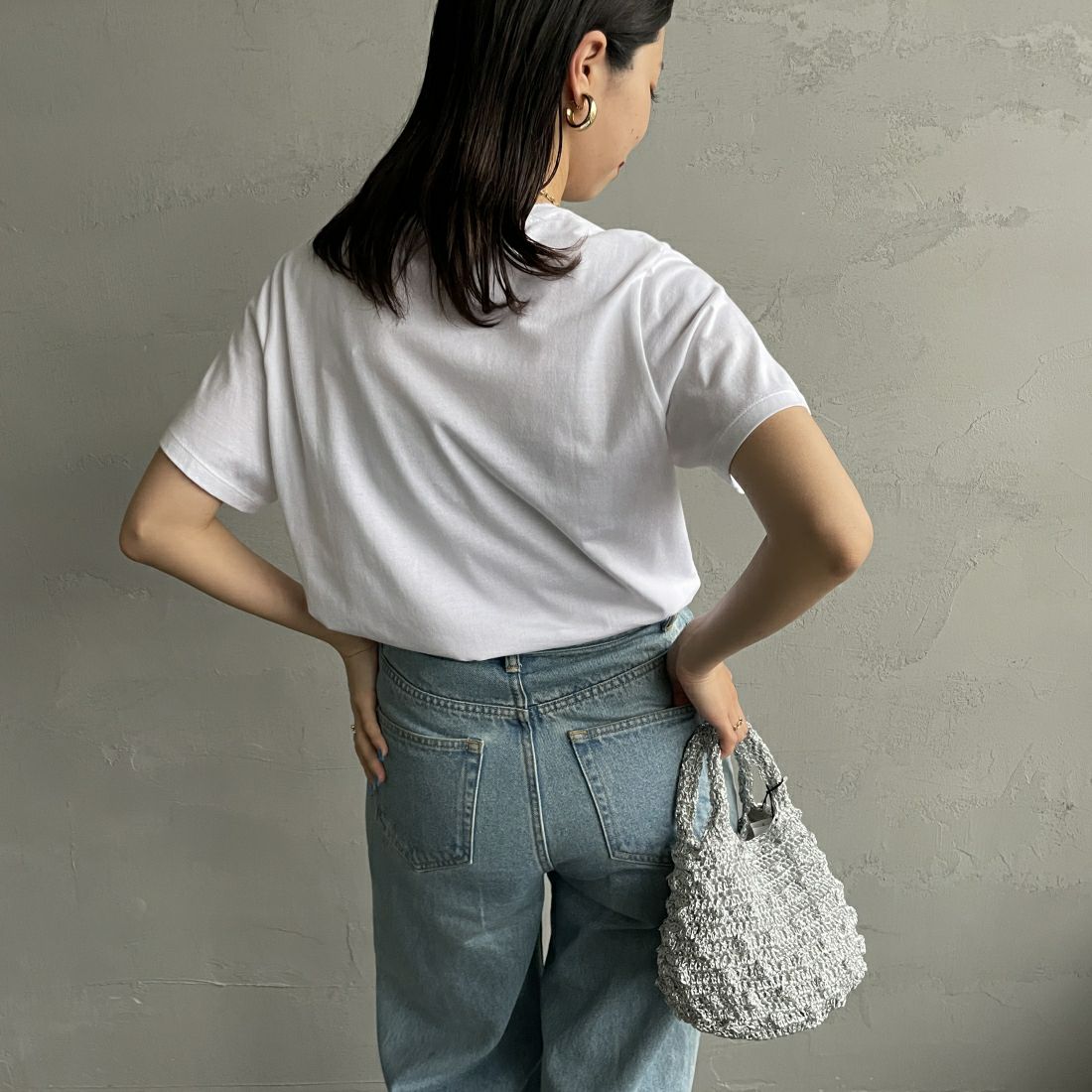 La Hutte [ラ・ユット] 別注 ショート丈 ロゴプリントTシャツ [LH1-CST-IN4-2-JF] WHITE &&モデル身長：163cm 着用サイズ：F&&