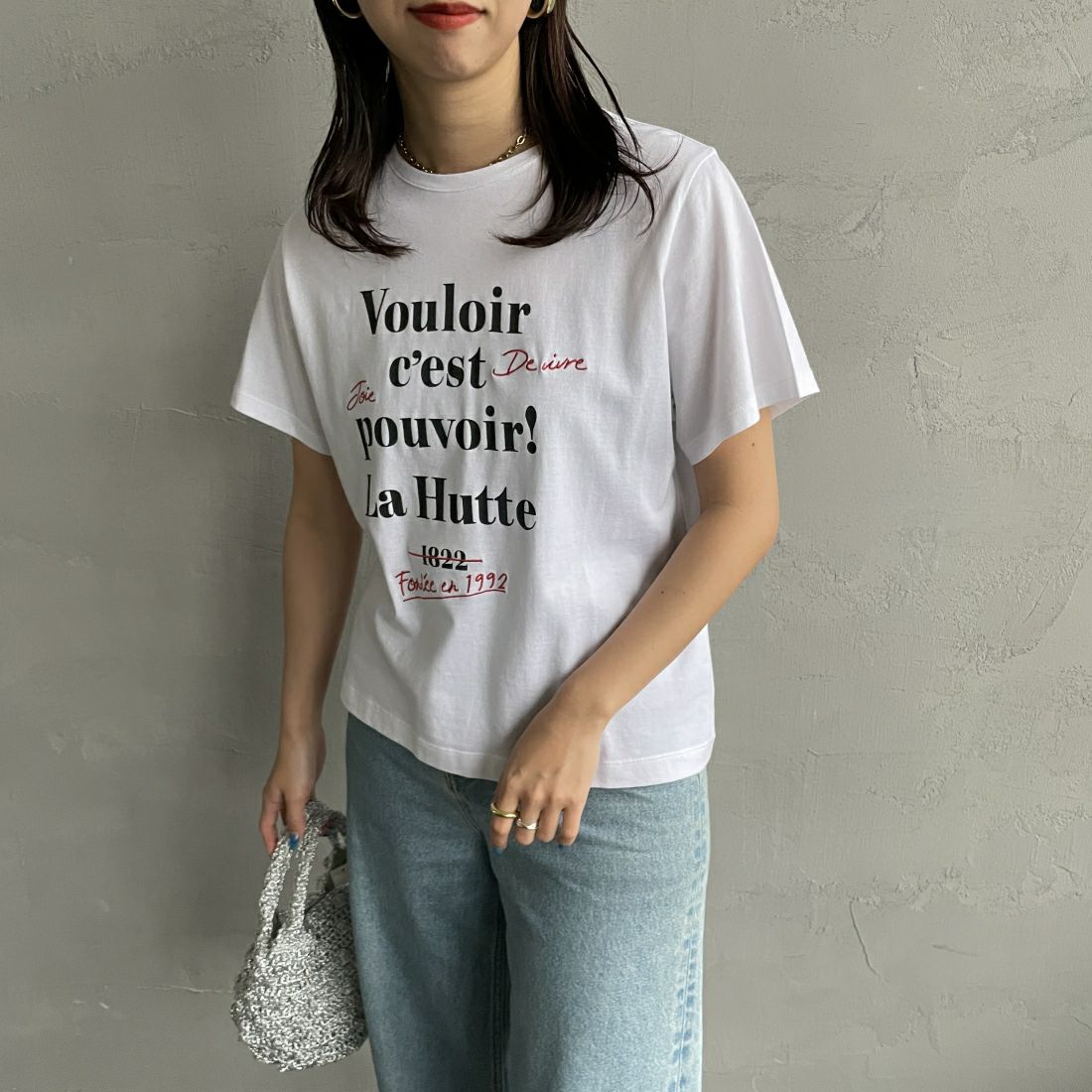 La Hutte [ラ・ユット] 別注 ショート丈 ロゴプリントTシャツ [LH1-CST-IN4-2-JF] WHITE &&モデル身長：163cm 着用サイズ：F&&