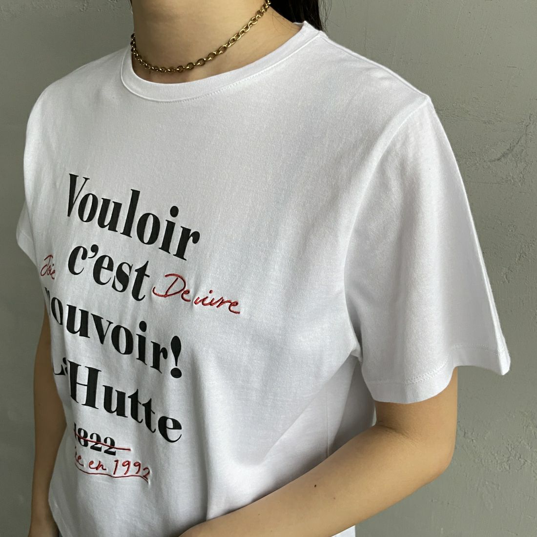 La Hutte [ラ・ユット] 別注 ショート丈 ロゴプリントTシャツ [LH1-CST-IN4-2-JF] WHITE &&モデル身長：163cm 着用サイズ：F&&
