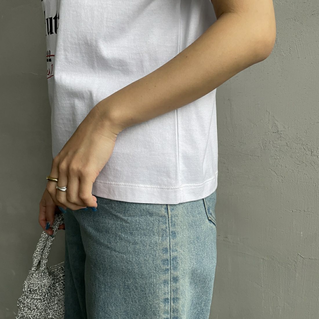 La Hutte [ラ・ユット] 別注 ショート丈 ロゴプリントTシャツ [LH1-CST-IN4-2-JF] WHITE &&モデル身長：163cm 着用サイズ：F&&