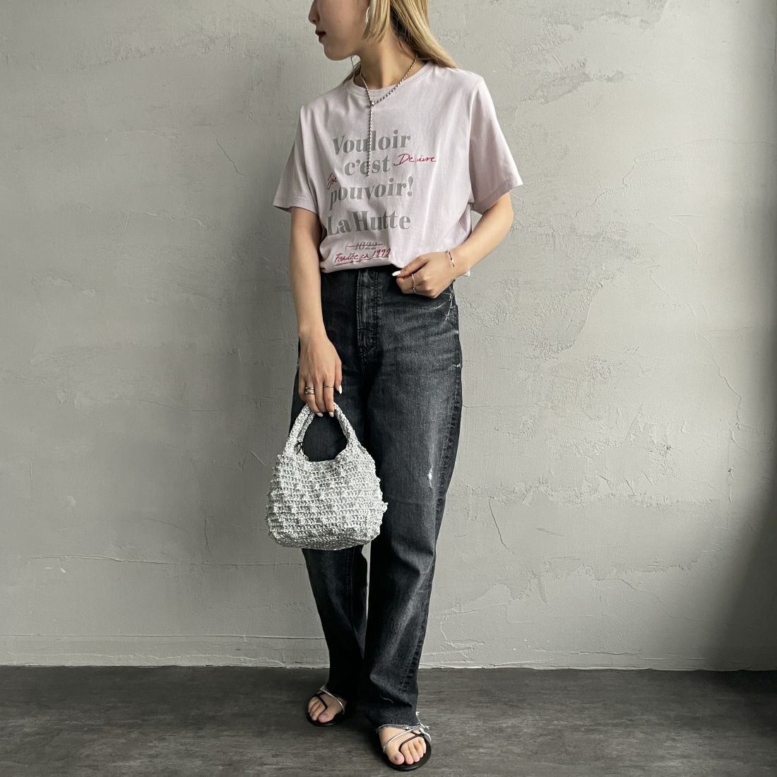 La Hutte [ラ・ユット] 別注 ショート丈 ロゴプリントTシャツ [LH1-CST-IN4-2-JF] GRAY &&モデル身長：156cm 着用サイズ：F&&