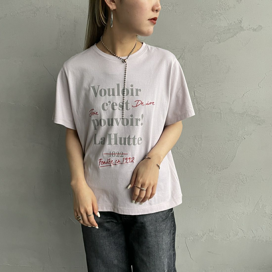 La Hutte [ラ・ユット] 別注 ショート丈 ロゴプリントTシャツ [LH1-CST-IN4-2-JF] GRAY &&モデル身長：156cm 着用サイズ：F&&