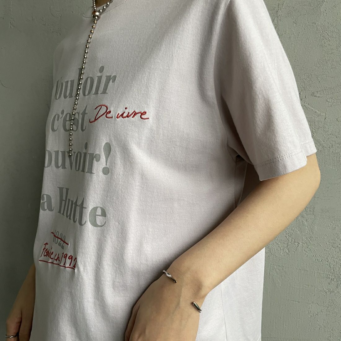 La Hutte [ラ・ユット] 別注 ショート丈 ロゴプリントTシャツ [LH1-CST-IN4-2-JF] GRAY &&モデル身長：156cm 着用サイズ：F&&