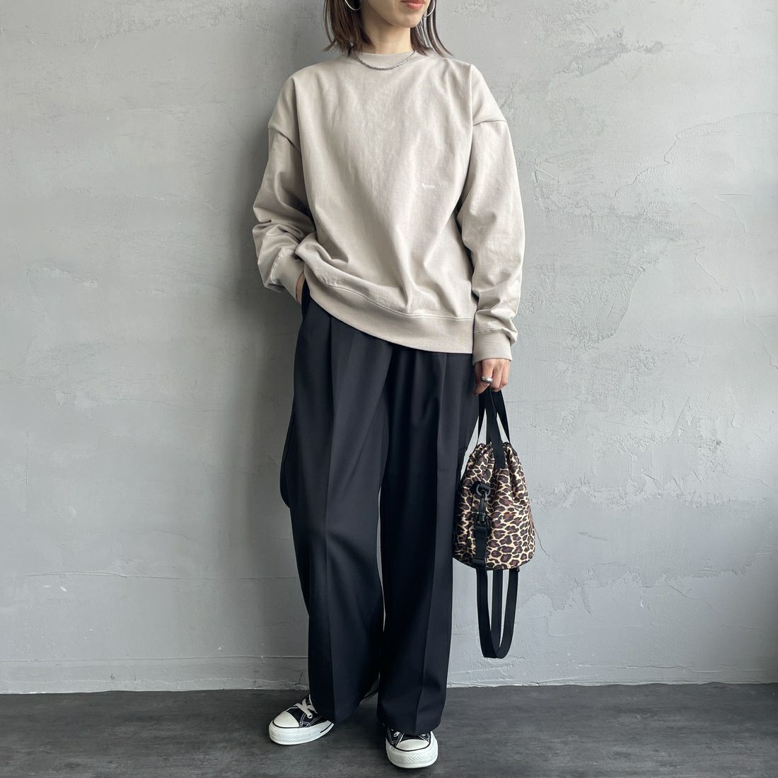 Gymphlex [ジムフレックス] ロゴ刺繍 ロングスリーブTシャツ [GY-C0102HWJ] GREIGE &&モデル身長：158cm 着用サイズ：XS&&