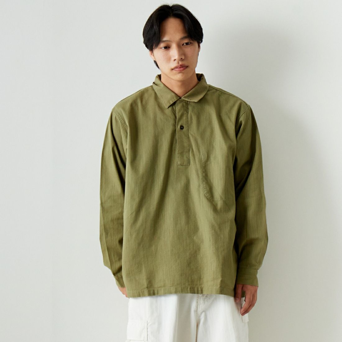 ARMY TWILL SANFORIZED [アーミーツイル サンフォライズド] コットンスラブ プルオーバーシャツ [AM-2417005] KHAKI &&モデル身長：179cm 着用サイズ：L&&