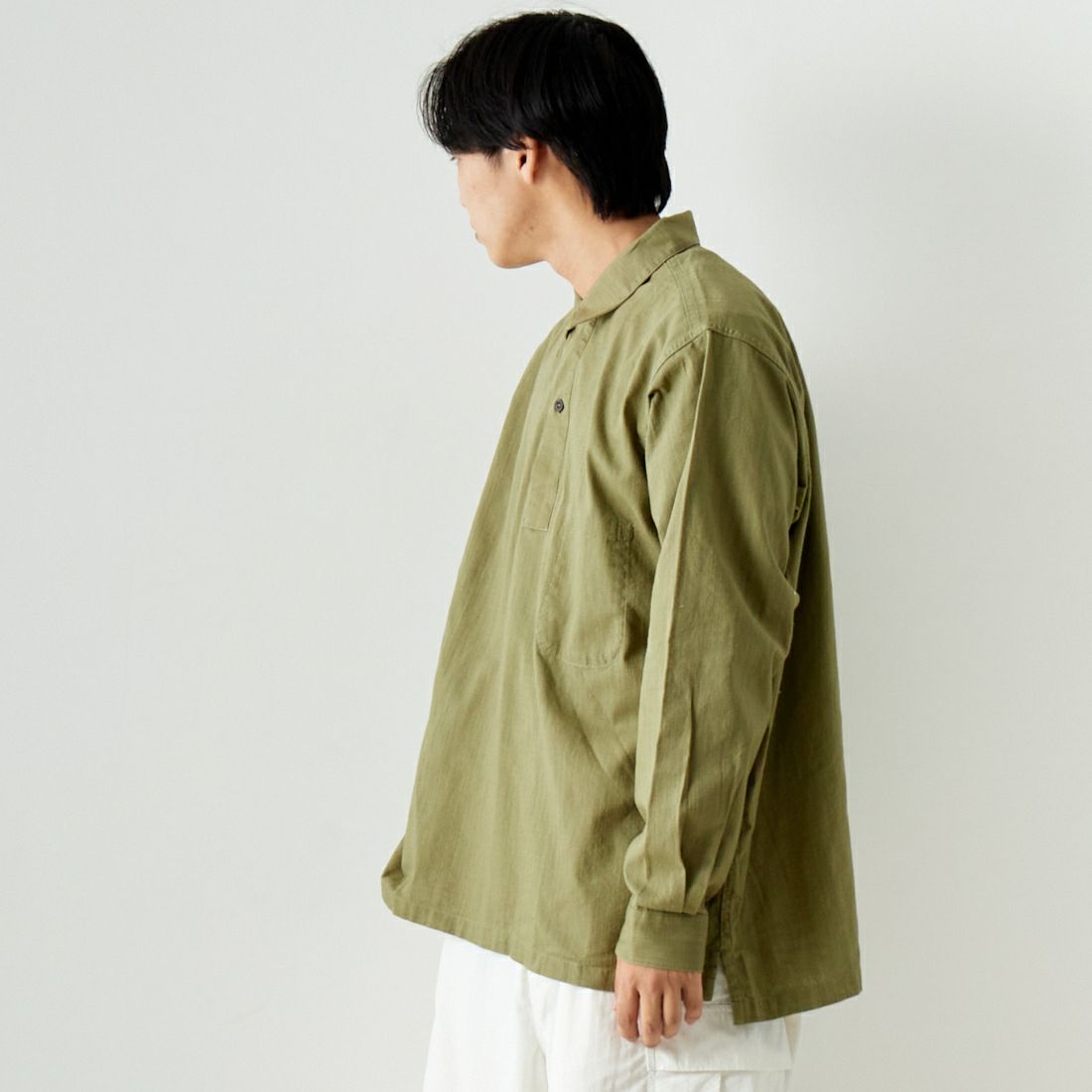 ARMY TWILL SANFORIZED [アーミーツイル サンフォライズド] コットンスラブ プルオーバーシャツ [AM-2417005] KHAKI &&モデル身長：179cm 着用サイズ：L&&